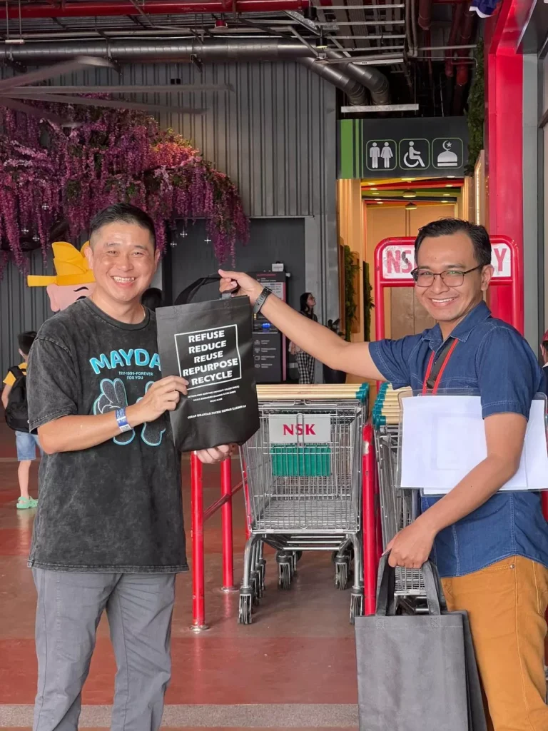 Centre of Community Engagement (CCE) has conducted the program under community grant that was awarded by Majlis Bandaraya Iskandar Puteri (MBIP)